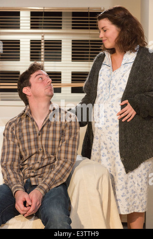 Alexander Neal und Emily Plumtree in "My Girl 2" von Barrie Keeffe im Theater Old Red Lion Pub in Islington, London Stockfoto