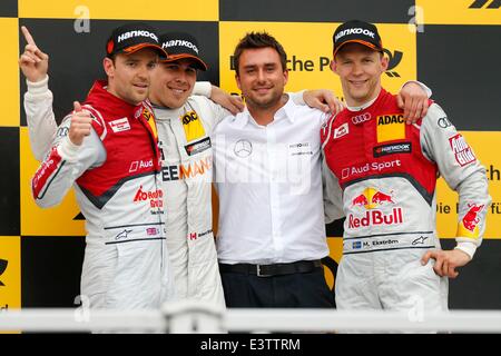 Nürnberg, Deutschland. 29. Juni 2014. HANDOUT - ein Handout Bild zur Verfügung gestellt von Jürgen Hahn/ITR/Dpa zeigt britische pilot Jamie Green (Audi Sport Team Rosberg, L-R), kanadische pilot Robert Wickens (freien Mannes Welt Mercedes AMG), Dennis Naegele (Wickens ' Auto-Chef) und schwedische pilot Mattias Ekstroem (Audi Sport Team Abt) nach der DTM, Deutsche Tourenwagen Masters Rennen auf dem Norisring in Nürnberg, 29. Juni 2014. Wickens gewann gegen Green und Eckstroem. Bildnachweis: Dpa/Alamy Live-Nachrichten Stockfoto