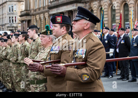 Glasgow, Vereinigtes Königreich. 29. Juni 2014. Mehr als 1200 Service-Personal, einschließlich früherer, im Ruhestand und Veteranen teilgenommen in Glasgows jährliche Parade und Feier der Tag der Streitkräfte durch die Innenstadt und schließlich im George Square versammelt. Die Parade wurde von der Band der Royal Marines geführt und wurde von vielen Gönnern entlang der Strecke angefeuert. Bildnachweis: Findlay/Alamy Live-Nachrichten Stockfoto