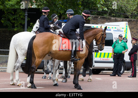 Berittene Polizisten zu Fuß die Mall London England Metropolitan Police Service Stockfoto