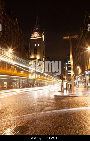 Verkehr-Trails in Hope Street Glasgow Stockfoto