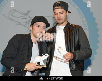 München, Deutschland. 29. Juni 2014. Mitja Lafere (L) und Jimi Blue Ochsenknecht Pose mit ihren Trophäen während der Verleihung des Kinder Medien-award "Der Weisse Elefant" (lit.) Weißer Elefant) auf dem Filmfest München in München, 29. Juni 2014. Die beiden wurden in der Kategorie "herausragende Präsentation von einer Fernsehsendung Wissenschaft" ausgezeichnet. Foto: Ursula Düren/Dpa/Alamy Live News Stockfoto