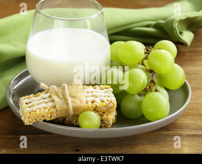 Bar-Müsli mit Milch und Obst - gesundes Frühstück Stockfoto