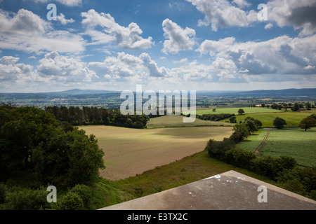 Der Blick in Richtung Titterstone Clee Hill und South Shropshire von oben auf den Turm von Flundern Torheit, Shropshire, England Stockfoto