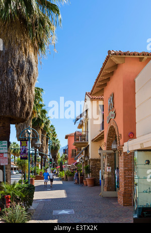 Geschäfte und Restaurants auf S Palm Canyon Drive in der Innenstadt von Palm Springs, Riverside County, California, USA Stockfoto