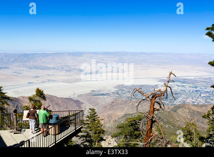 Blick über Palm Springs vom oberen Rand der Palm Springs Aerial Tramway, Riverside County, Southern California, USA Stockfoto