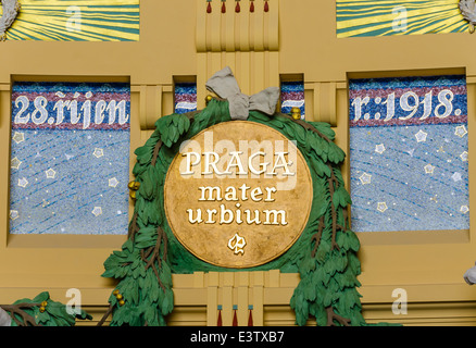 "Praga Mater Urbium" (Mutter der Städte; (Lateinisch) - ehemalige Jugendstil in Prag Stockfoto