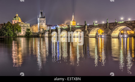 Karlsbrücke in Prag bei Nacht, Tschechien. HDR-Bild. Stockfoto