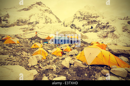 Zelte im Everest Base Camp im bewölkten Tag, Nepal, Vintage Instagram-retro-Stil. Stockfoto