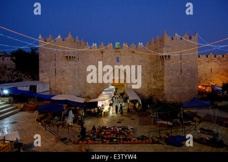 Israel, Jerusalem. 29. Juni 2014. Festliche Lichter Dekoration Damaskus Tor während des muslimischen Fastenmonats Ramadan in der Altstadt von Jerusalem. Muslime weltweit beobachten, ein Monat des Fastens die erste Offenbarung des Qur'an Muhammad nach islamischen Glauben gedenken. Credit: Eddie Gerald/Alamy leben Nachrichten Stockfoto