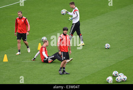 Porto Alegre, Brasilien. 29. Juni 2014. Deutsche Bundestrainer Joachim Loew, Ziel-Torwart-Trainer Andreas Köpke (L) und Torhüter Manuel Neuer (2L) und Ron-Robert Zieler während einer Trainingseinheit im Estadio Beira-Rio in Porto Alegre, Brasilien, 29. Juni 2014. Deutschland Gesichter Algerien in einer FIFA Fußball-WM Runde der 16 Spiel am 30. Juni 2014. Foto: Marcus Brandt/Dpa/Alamy Live News Stockfoto