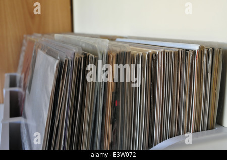 Kisten mit Vinyl-Schallplatten. Musik-Sammlung und Lagerung. Stockfoto