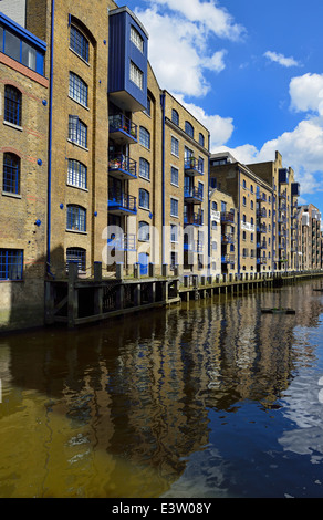 Wharf-Umbauwohnungen, Shad Thames, River Neckinger, Bermondsey, London, Vereinigtes Königreich Stockfoto