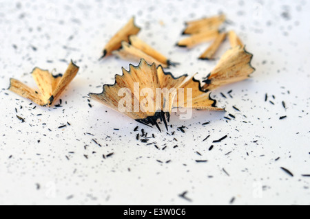 Bleistift-Späne auf weißem Hintergrund. Abstrakte Makro Tiefenschärfe. Stockfoto