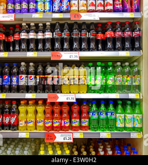 Flaschen von alkoholfreien Getränken in eine britische Supermarktkette Stockfoto