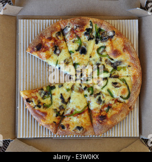 Pizza mit Pilzen und grünem Pfeffer in Karton zum mitnehmen. Italienisches Fast-Food-Hintergrund. Stockfoto