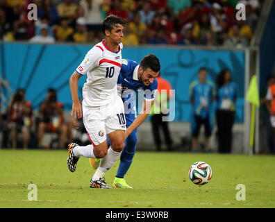 Recife, Brasilien. 29. Juni 2014. Welt Cup 2. Runde. Costa Rica gegen Griechenland. Ruiz gefolgt von Samaris Credit: Action Plus Sport/Alamy Live News Stockfoto