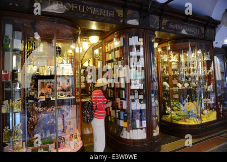 Chiavari Italien Profumeria Parfümerie Parfum italienische klassische Schaufenster Stockfoto