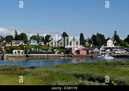 Historische Gebäude in der Stadt La Conner.  An der Uferpromenade entlang Swinomish Channel Washington State im Sommer. Stockfoto