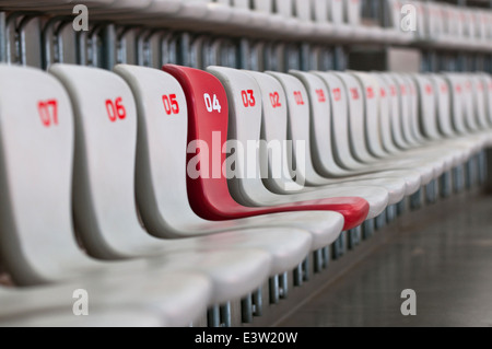 weißen und roten Stuhlreihen Fußballstadion Stockfoto