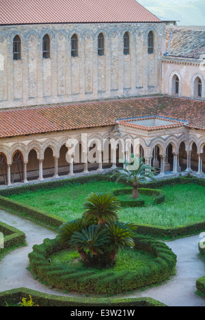 Ein Innenhof mit Klostern der Kathedrale von Monreale (Italienisch: Cattedrale di Santa Maria Nuova di Monreale; Duomo di Monreale), Monreale Sizilien Italien Stockfoto