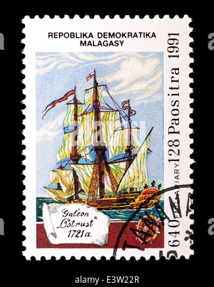 Briefmarke aus Madagaskar, die Darstellung der Galeone "Ostrust". Stockfoto