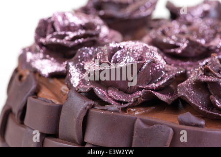 Schokoladenkuchen mit rosa Rosen dekoriert Stockfoto