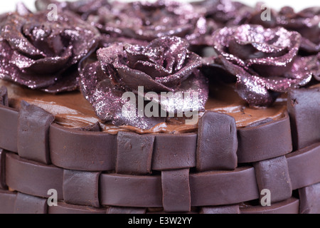 Schokoladenkuchen mit Rosen hautnah Stockfoto