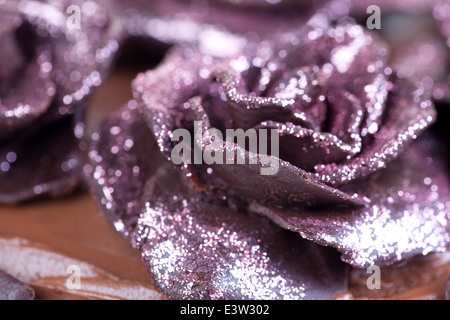 Rosa Glitzer Schokolade Rosen auf dem Kuchen Stockfoto