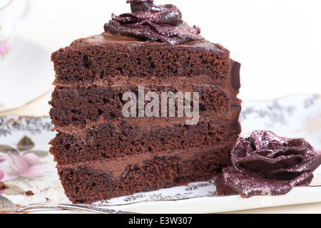 doppelte Schokoladenkuchen Stück auf dem Teller Stockfoto