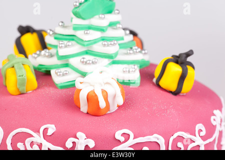 dekorierte Weihnachtskuchen mit Baum und Geschenke Stockfoto
