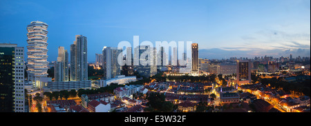 Kampong Glam mit Skyline von Singapur und Sultansmoschee Luftaufnahme am Abend blaue Stunde Panorama Stockfoto