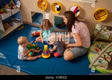 Eine Mutter und ihre Kinder ein "Learning Link" interaktive Klassenzimmer in Tustin, CA. Using speziell Aktivitäten teilnehmen, lehrt die Klasse Eltern ihren Kindern sinnvolle Spiel betreiben. Stockfoto