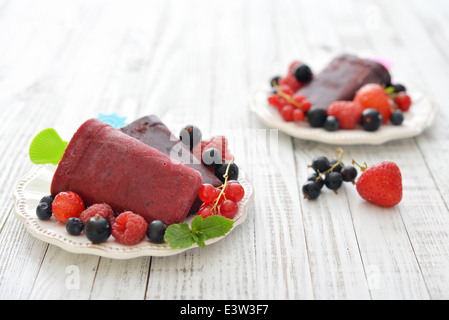 Hausgemachte Berry-Eis mit frischen Beeren in Schüssel Nahaufnahme Stockfoto