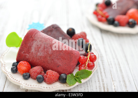 Hausgemachte Berry-Eis mit frischen Beeren in Schüssel Nahaufnahme Stockfoto