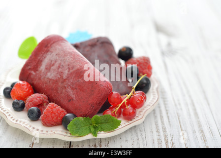 Hausgemachte Berry-Eis mit frischen Beeren in Schüssel Nahaufnahme Stockfoto
