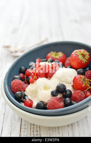 Eis mit frischen Beeren in Schüssel Nahaufnahme Stockfoto