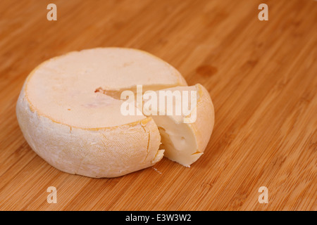 Camembert Käse auf Holzbrett Nahaufnahme Stockfoto
