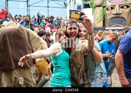 Glastonbury, Somerset, UK. 29. Juni 2014. Glastonbury Festival, 29. Juni 2014: Tomatenmark gemischt mit dem Schlamm über Hunderte von Menschen, die Teilnahme an einer riesigen Tomate Kampf. Der Kampf fand in den Tempel Veranstaltungsort, die Bestandteil der "gemeinsamen" im Süden Osten Teil des Festivalgeländes Kredit ist: Tom Corban/Alamy Live News Stockfoto