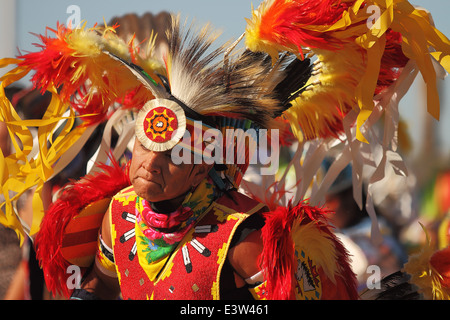 SCOTTSDALE, AZ - 3 NOVEMBER: indianische Tänzer nehmen an der jährliche Red Mountain Eagle Pow-wow Stockfoto