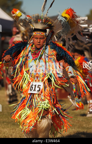 SCOTTSDALE, AZ - 3 NOVEMBER: indianische Tänzer nehmen an der jährliche Red Mountain Eagle Pow-wow Stockfoto