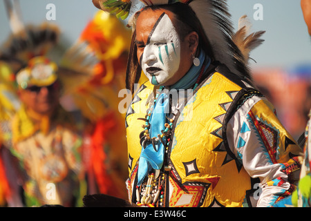 SCOTTSDALE, AZ - 3 NOVEMBER: indianische Tänzer nehmen an der jährliche Red Mountain Eagle Pow-wow Stockfoto