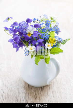 Bouquet von wilden Blumen in weißer Vase auf Holz Hintergrund, Studio gedreht Stockfoto