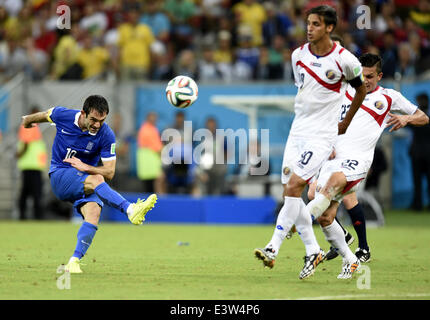 (140629)--RECIFE, 29. Juni 2014 (Xinhua)--Griechenlands Giorgos Karagounis (L) schießt während einer Runde von 16 Match zwischen Costa Rica und der FIFA WM 2014 in der Arena Pernambuco Stadion in Recife, Brasilien, Griechenland am 29. Juni 2014. (Xinhua/Yang Lei) (JAC) Stockfoto