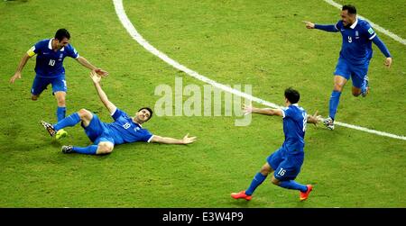 (140629)--RECIFE, 29. Juni 2014 (Xinhua)--Griechenlands Spieler feiern das Ziel während einer Runde von 16 Match zwischen Costa Rica und der FIFA WM 2014 in der Arena Pernambuco Stadion in Recife, Brasilien, Griechenland am 29. Juni 2014. (Xinhua/Cao kann) (Rh) Stockfoto