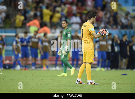 (140629)--RECIFE, 29. Juni 2014 (Xinhua)--Griechenlands Torwart Orestis Karnezis (vorne) reagiert, während das Elfmeterschießen eine Runde von 16 Match zwischen Costa Rica und der FIFA WM 2014 in der Arena Pernambuco Stadion in Recife, Brasilien, Griechenland am 29. Juni 2014. Costa Rica gewann 6: 4 (5: 3 im Elfmeterschießen) über Griechenland und qualifizierte sich für das Viertelfinale am Sonntag. (Xinhua/Yang Lei) (JAC) Stockfoto