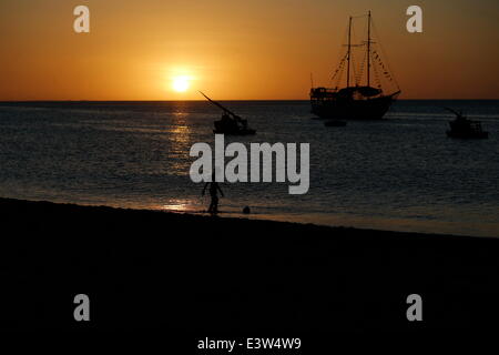 Fortaleza, Brasilien. 29. Juni 2014. Ein Junge spielt Fußball auf einem Strand in Fortaleza, Brasilien, 29. Juni 2014. © Mauricio Valenzuela/Xinhua/Alamy Live-Nachrichten Stockfoto