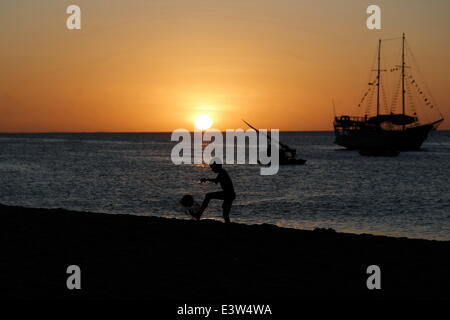 Fortaleza, Brasilien. 29. Juni 2014. Ein Junge spielt Fußball auf einem Strand in Fortaleza, Brasilien, 29. Juni 2014. © Mauricio Valenzuela/Xinhua/Alamy Live-Nachrichten Stockfoto