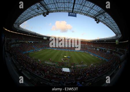 (140629)--RECIFE, 29. Juni 2014 (Xinhua)--Fans warten eine Runde von 16 Match zwischen Costa Rica und der FIFA WM 2014 in der Arena Pernambuco Stadion in Recife, Brasilien, Griechenland am 29. Juni 2014. (Xinhua/Cao kann) (Rh) Stockfoto