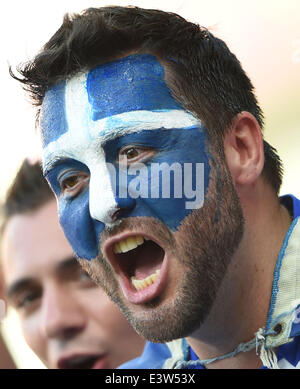 (140629)--RECIFE, 29. Juni 2014 (Xinhua)--A Griechenland Fan posiert vor einer Runde von 16 Match zwischen Costa Rica und Griechenland der FIFA WM 2014 in der Arena Pernambuco Stadion in Recife, Brasilien, 29. Juni 2014. (Xinhua/Guo Yong) (Rh) Stockfoto